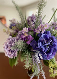 Arreglo Floral de Hidrangeas y Lavandas con Follajes Artificiales en Florero de Vidrio (Única pieza)