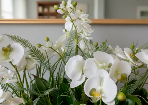 Orquideario con Phalaenopsis y Follajes Artificiales en Base Rectangular - Martha Sophia