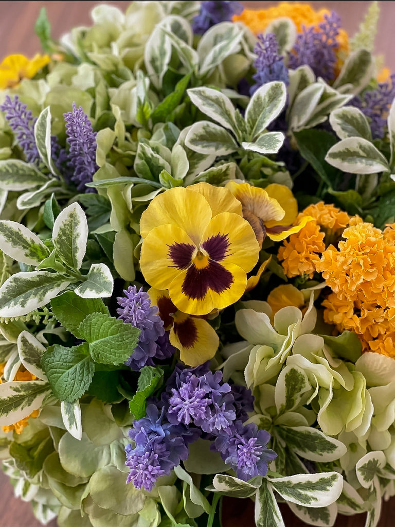 Centro de Mesa con Hidrangeas, Kalanchoe y Follajes Artificiales