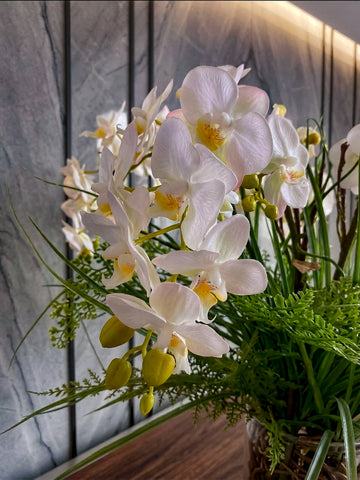 Orquideario con Mini Phalaenopsis y Follajes Artificiales en Florero de Vidrio con Agua Acrílica