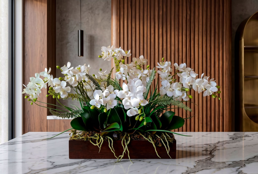 Orquideario con Mini Phalaenopsis y Follajes Artificiales en Base Rectangular de Madera (Única Pieza) (Copia)