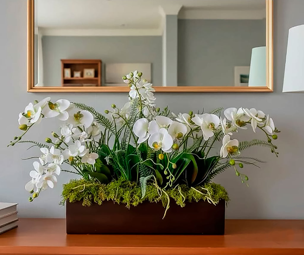Orquideario con Phalaenopsis y Follajes Artificiales en Base Rectangular de Madera (Única Pieza)