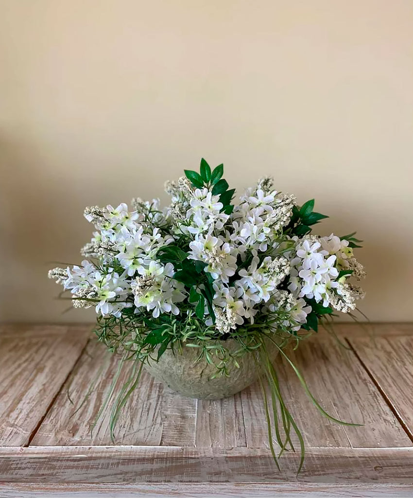 Centro de Mesa con Lilac y Follajes Artificiales en Base Tipo Cantera (Única Pieza)