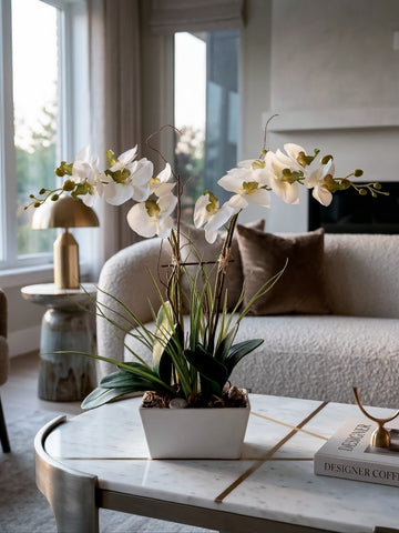 Orquideario con Dos Phalaenopsis y Follajes Artificiales en Base Rectangular