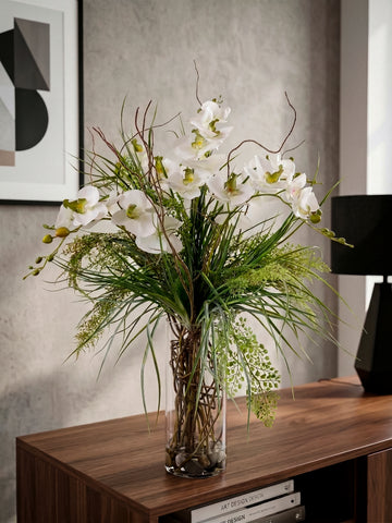 Orquideario 3/4 con Phalaenopsis Blancas y Follajes Artificiales en Florero de Vidrio con Agua Acrílica