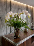 Orquideario con Mini Phalaenopsis y Follajes Artificiales en Florero de Vidrio con Agua Acrílica