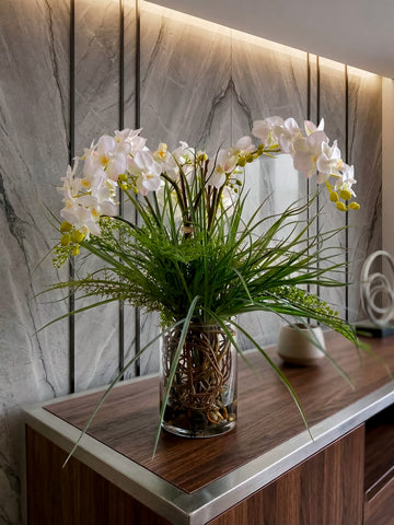 Orquideario con Mini Phalaenopsis y Follajes Artificiales en Florero de Vidrio con Agua Acrílica