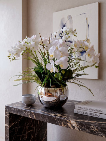 Orquideario con Variedad de Phalaenopsis y Follajes Artificiales en Base Tipo Espejo