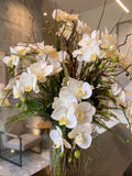 Orquideario con Phalaenopsis Blancas y Follajes Artificiales en Florero de Vidrio con Agua Acrílica