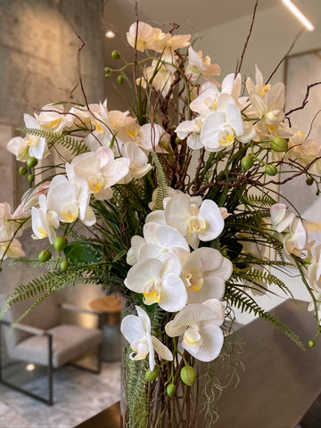 Orquideario con Phalaenopsis Blancas y Follajes Artificiales en Florero de Vidrio con Agua Acrílica