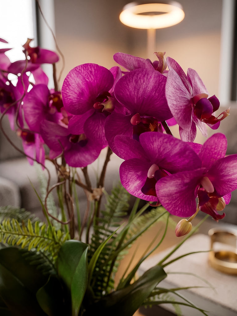 Orquideario con  Una Phalaenopsis Morada y Follajes Artificiales en Base de Vidrio