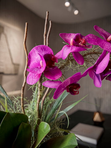 Orquideario con Phalaenopsis Morada y Follajes Artificiales en Florero de Vidrio