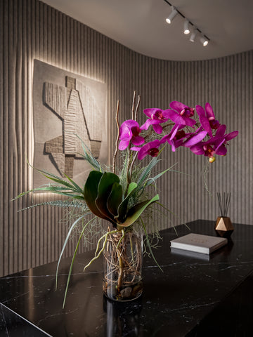 Orquideario con Phalaenopsis Morada y Follajes Artificiales en Florero de Vidrio