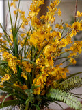 Orquideario con Oncidium Amarilla y Follajes Artificiales en Florero de Vidrio