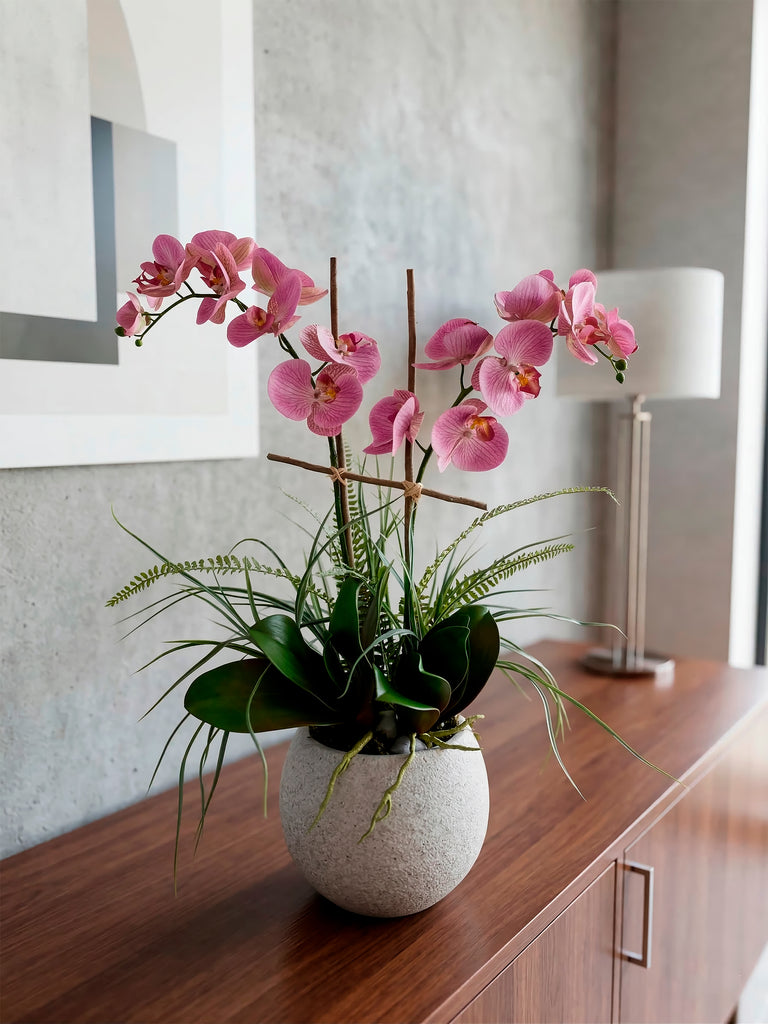 Orquideario con Dos Phalaenopsis Rosa y Follajes Artificiales en Base Cantera