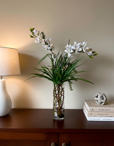 Orquideario con Dendrobium Blanca y Follajes Artificiales en Florero de Vidrio - Martha Sophia