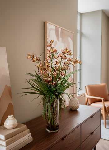 Orquideario con Cymbidium y Follajes Artificiales en Florero de Vidrio - Martha Sophia