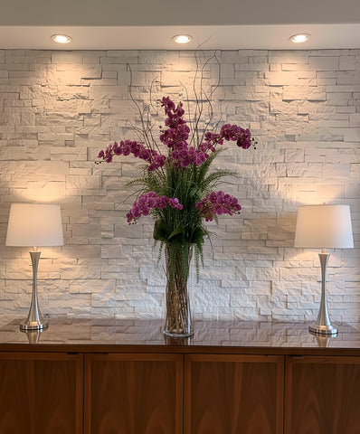 Orquideario con Phalaenopsis Fucsia y Follajes Artificiales en Florero de Vidrio con Agua Acrílica