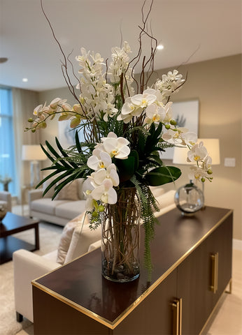 Orquideario con Phalaenopsis, Vanda Orchid y Follajes Artificiales en Florero de Vidrio con Agua Acrílica - Martha Sophia