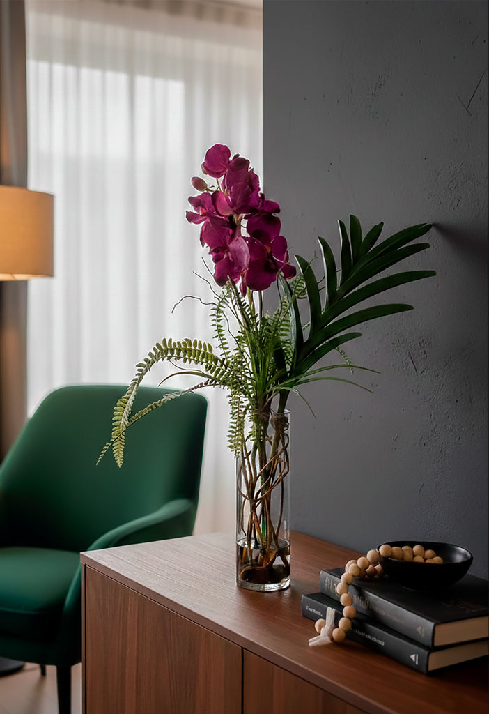 Orquideario con Vanda Orchid y Follajes Artificiales en Florero de Vidrio - Martha Sophia