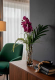 Orquideario con Vanda Orchid y Follajes Artificiales en Florero de Vidrio - Martha Sophia