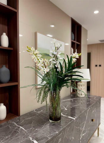 Orquideario con Cymbidium, Vanda Orchid y Follajes Artificiales en Florero de Vidrio - Martha Sophia