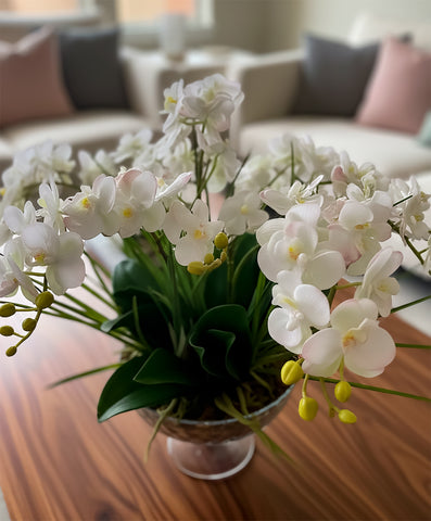 Orquideario con Mini Phalaenopsis y Follajes Artificiales en Copa de Vidrio - Martha Sophia