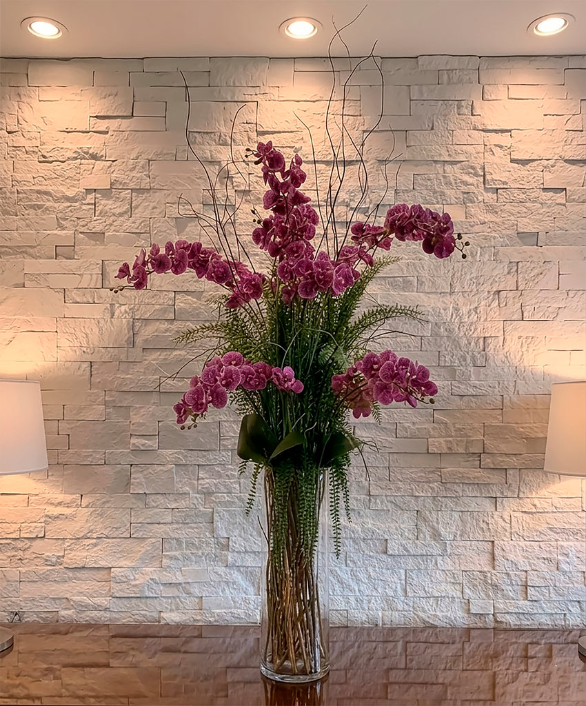 Orquideario con Phalaenopsis Fucsia y Follajes Artificiales en Florero de Vidrio con Agua Acrílica
