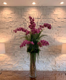 Orquideario con Phalaenopsis Fucsia y Follajes Artificiales en Florero de Vidrio con Agua Acrílica