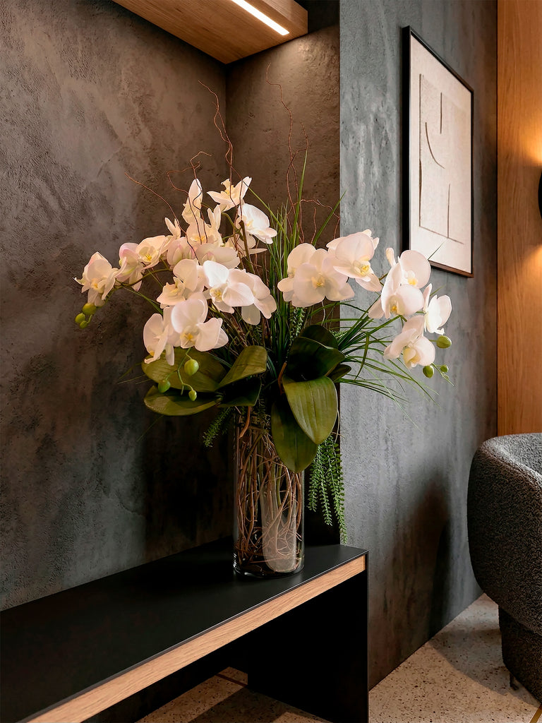 Orquideario 3/4 con Phalaenopsis Blancas y Follajes Artificiales en Florero de Vidrio con Agua Acrílica
