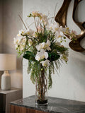 Orquideario con Phalaenopsis Blancas y Follajes Artificiales en Florero de Vidrio con Agua Acrílica