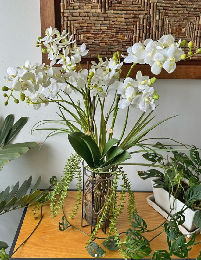 Orquideario con Mini Phalaenopsis Artificial en Florero de Vidrio con Herrería