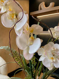 Orquideario con Dos Phalaenopsis y Follajes Artificiales en Base Dorada