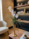 Orquideario con Dos Phalaenopsis y Follajes Artificiales en Base Dorada