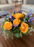 Arreglo Floral con Ranunculus y Follajes Artificiales en Base de Cuadrada con Agua Acrílica