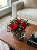 Arreglo Floral con Rosas Preservadas Color Rojo Claro en Base Cuadrada de Vidrio con Agua Acrílica