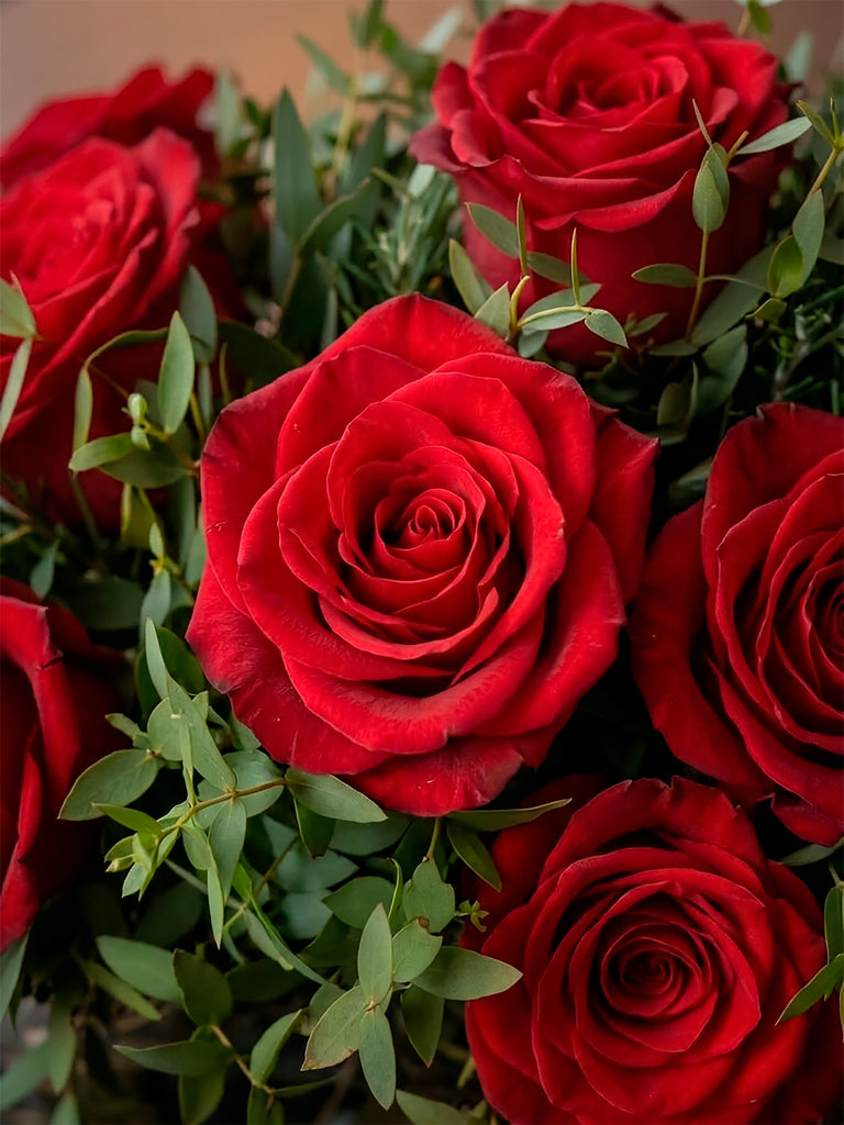 Arreglo Floral con Rosas Preservadas Rojas en Base Copa de Vidrio
