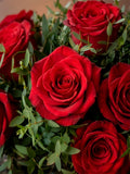 Arreglo Floral con Rosas Preservadas Rojas en Base Copa de Vidrio