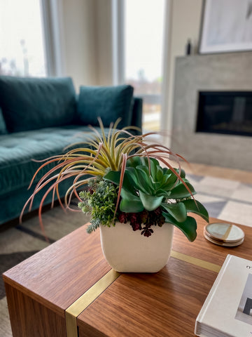 Arreglo con Variedad de Suculentas Artificiales en Base Tipo Cantera