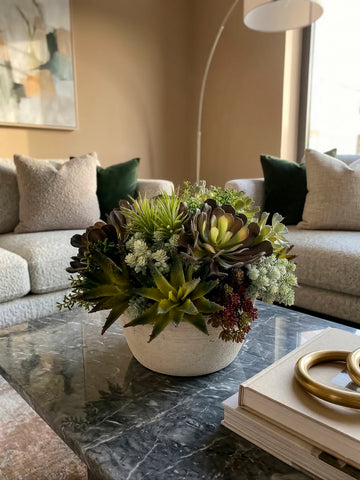 Centro de Mesa con Variedad de Suculentas Artificiales en Base Tipo Cantera