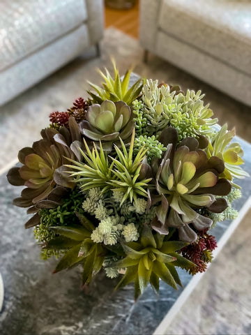 Centro de Mesa con Variedad de Suculentas Artificiales en Base Tipo Cantera