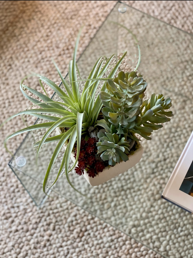 Arreglo con Variedad de Suculentas Artificiales en Base Tipo Cantera