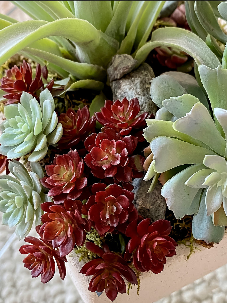 Arreglo con Variedad de Suculentas Artificiales en Base Tipo Cantera