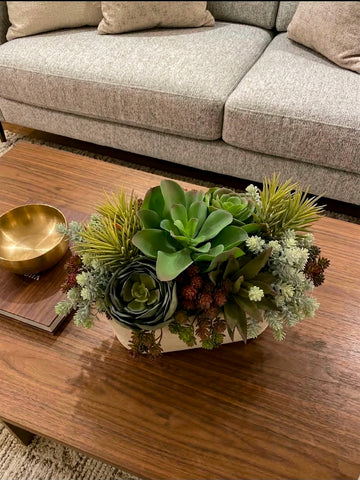 Centro de Mesa con Variedad de Suculentas Artificiales en Base Tipo Cantera
