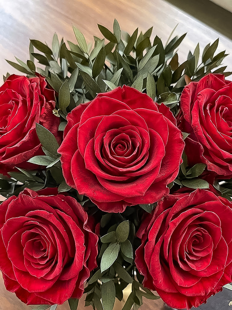 Arreglo Floral con 5 Rosas Preservadas Color Rojo en Base Cuadrada de Vidrio con Agua Acrílica