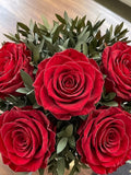 Arreglo Floral con 5 Rosas Preservadas Color Rojo en Base Cuadrada de Vidrio con Agua Acrílica