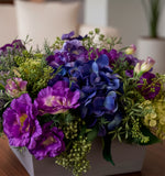 Centro de Mesa de Hidrangeas y Lisianthus con Follajes Artificiales en Base Cuadrada - Martha Sophia