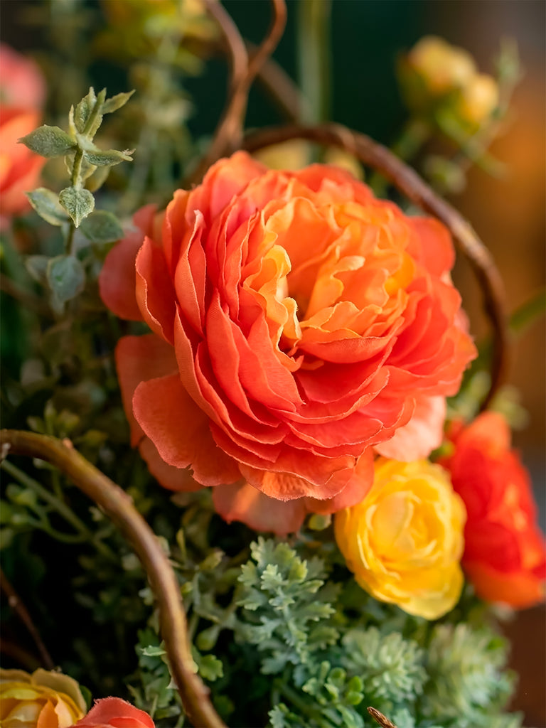 Arreglo Floral con Ranunculus Artificiales en Base de Cuadrada con Agua Acrílica