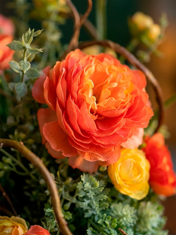 Arreglo Floral con Ranunculus Artificiales en Base de Cuadrada con Agua Acrílica