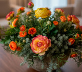 Centro de Mesa con Ranunculus Naranjas y Amarillos Artificiales en Base Tipo Cantera - Martha Sophia
